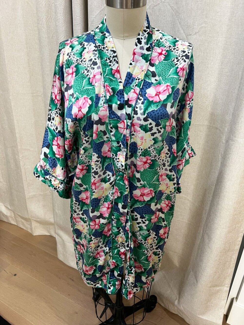 VTG Victoria’s Secret Gold Label Silk Floral Kimono Robe *Missing Belt*